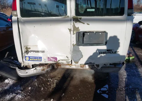 2002 Chevrolet Express z USA, uszkodzony, nr VIN 1GCFG25M121116155